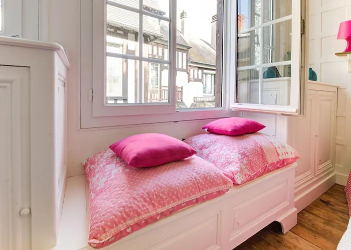 Seaside Serenity In Normandy Lejlighed